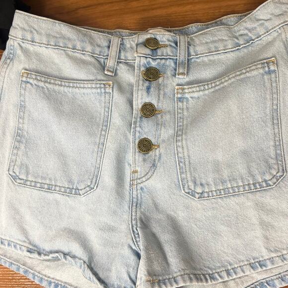 FRAME Le Bardot Light Wash Denim Front Button Patch Pocket Shorts Size 28 - Picture 2 of 5